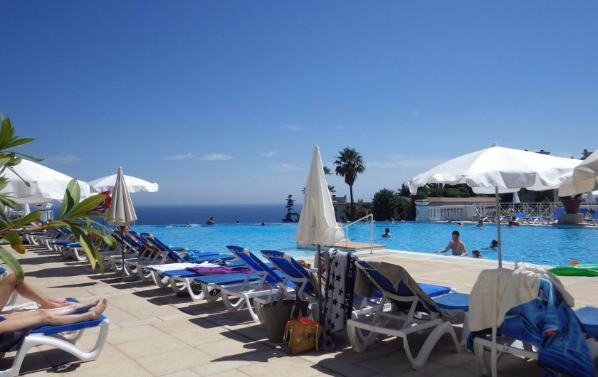 Location de vacances - Appartement à Cannes - piscine à débordement  superficie 1100 m2 face à la baie de Cannes