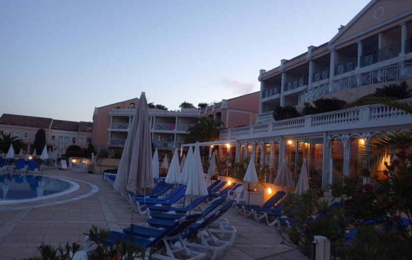 Location de vacances - Appartement à Cannes - restaurant à la tombée de la nuit