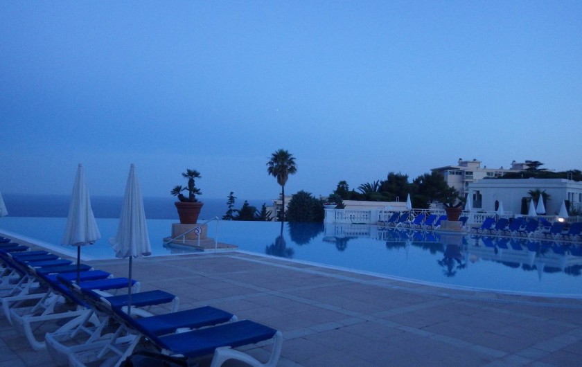 Location de vacances - Appartement à Cannes - autre vue de la piscine le soir