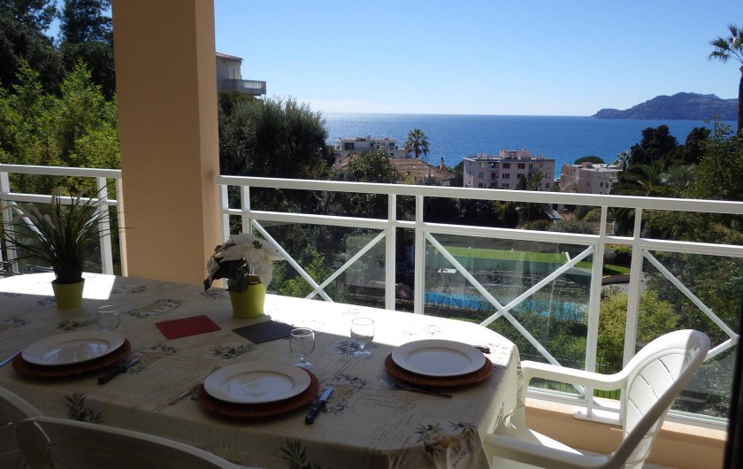 Location de vacances - Appartement à Cannes - vue  mer de la terrasse