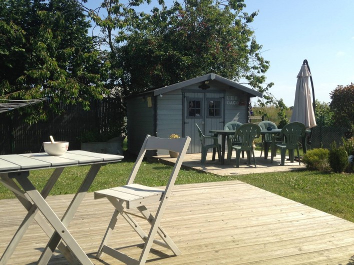 Location de vacances - Maison - Villa à Pluduno - le jardin, un chalet avec barbecue et chaises longues à votre disposition