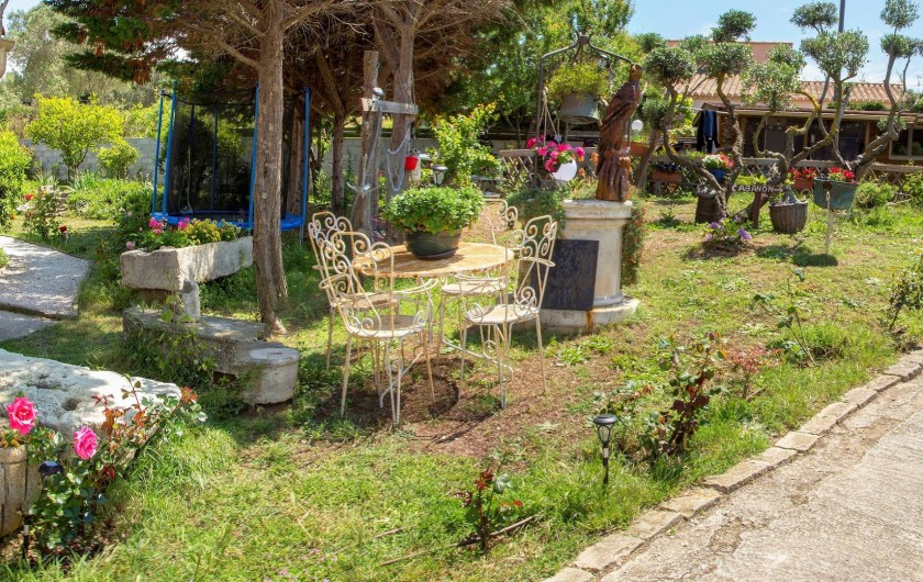 Location de vacances - Gîte à Hyères - Une partie du jardin devant l'accueil