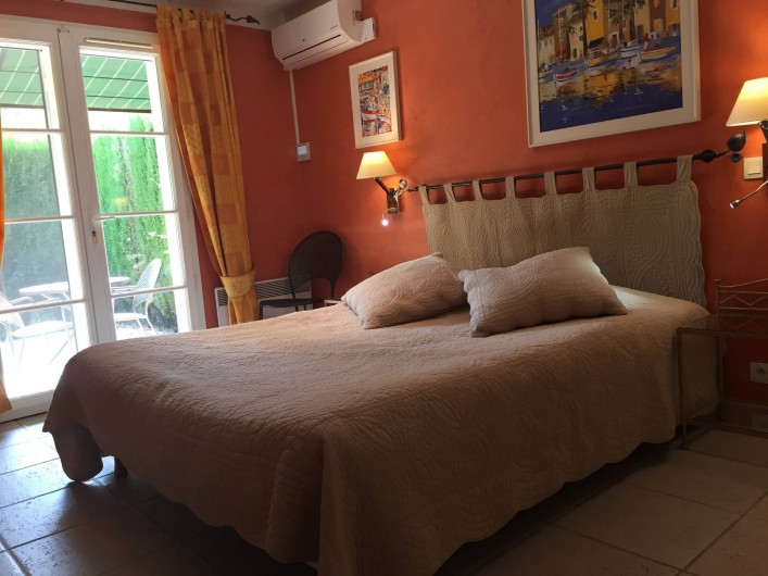 Location de vacances - Villa à Carros - Suite parentale climatisée, salle de bain attenante et terrasses privée