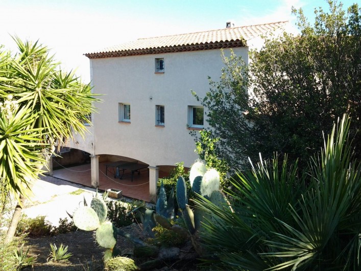 Location de vacances - Villa à Sainte-Maxime - Vue arrière de la villa avec terrasse couverte et parking