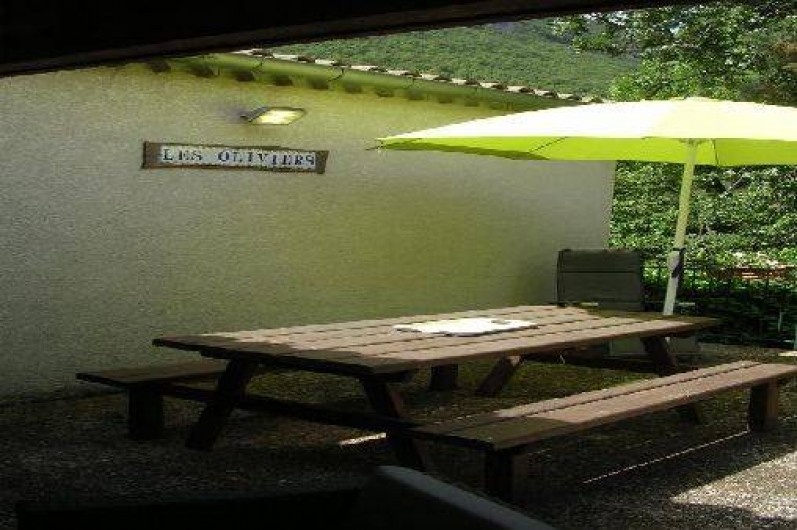Location de vacances - Gîte à Molières-Cavaillac - la terrasse avec sa table bois