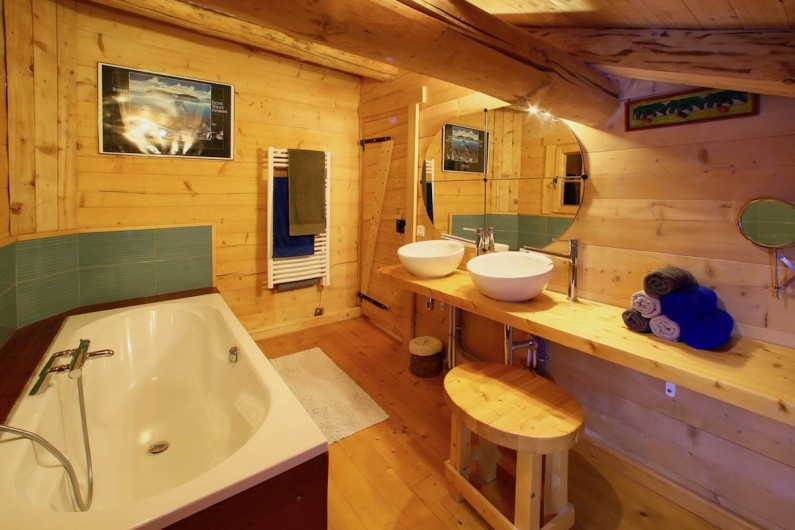 Location de vacances - Chalet à Manigod - Baignoire de 2m. Une grande douche + 1 lavabo sont dans la pièce à côté.