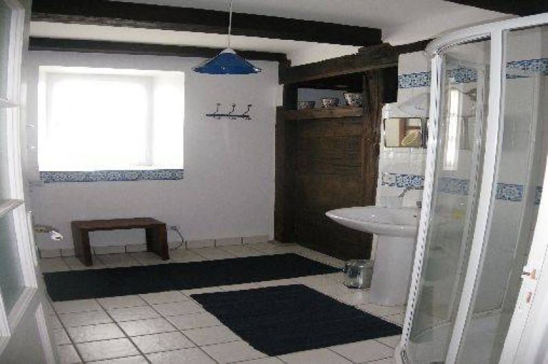 Location de vacances - Chambre d'hôtes à Marcolès - Salle d'eau-wc de la chambre du Peintre (Douche)