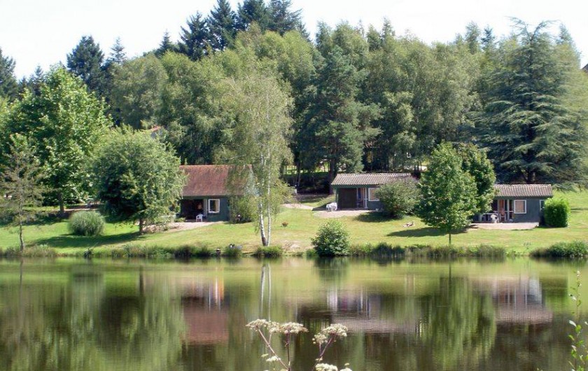 Location de vacances - Chalet à Miallet - Quelques chalets au bord de l'étang