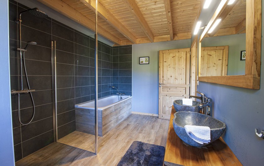 Location de vacances - Chalet à Muhlbach-sur-Munster - Chambre 4, salle de bain et douche à l'italienne, double vasque, toilette