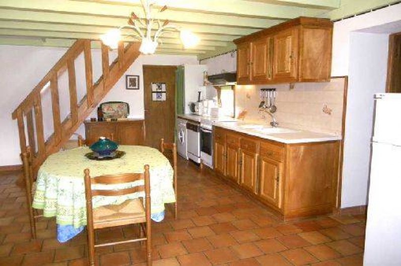 Location de vacances - Gîte à Piets-Plasence-Moustrou - Le coin cuisine avec l'escalier pour la chambre à l'étage