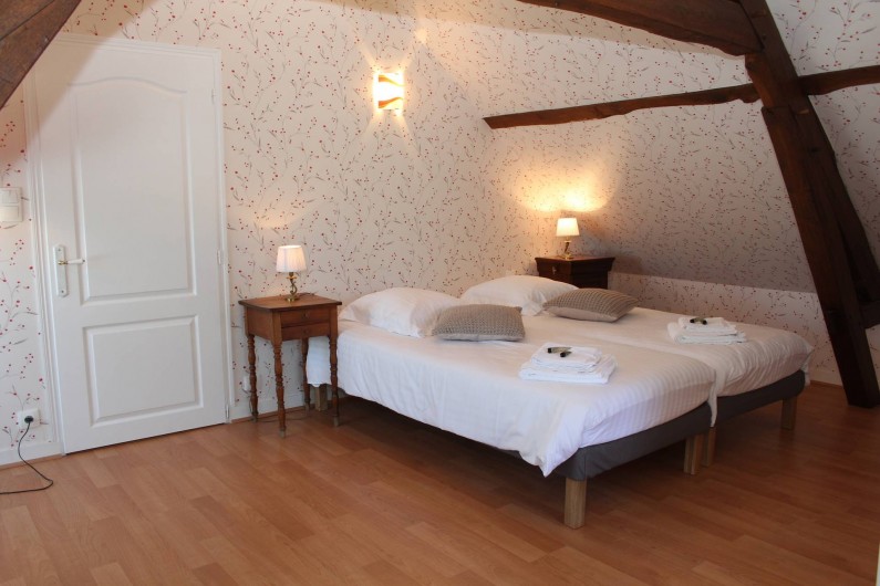 Location de vacances - Gîte à Varennes-Changy - Chambre 3 : 3 lits 90×200 modulables en 1 lit double + 1 lit simple Sdb et wc