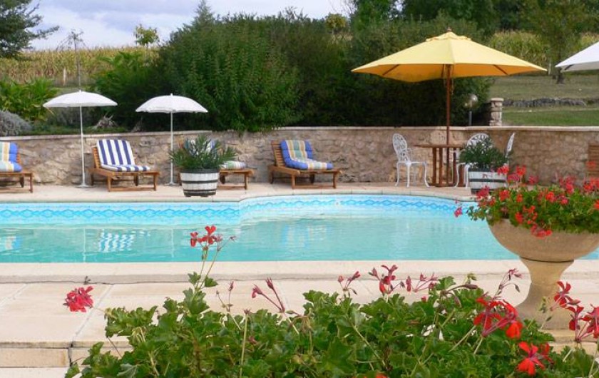 Location de vacances - Chambre d'hôtes à Pailloles - Coin détente au bord de la piscine