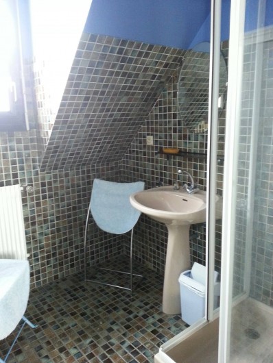 Location de vacances - Villa à Plougoulm - Salle de bain à l'étage avec douche vue mer