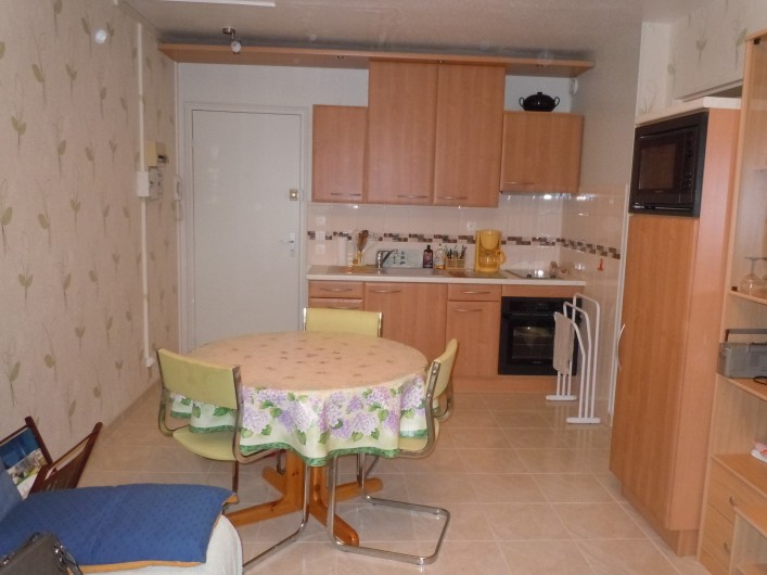 Location de vacances - Appartement à Courseulles-sur-Mer - Vue sur la cuisine aménagée et coin repas