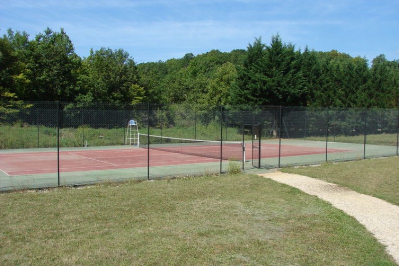 Location de vacances - Chalet à Mauroux - Tennis à 100 m du chalet