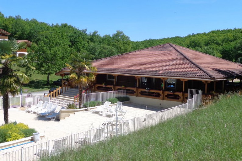Location de vacances - Chalet à Mauroux - club house vers la piscine avec billard, bar et restauration rapide