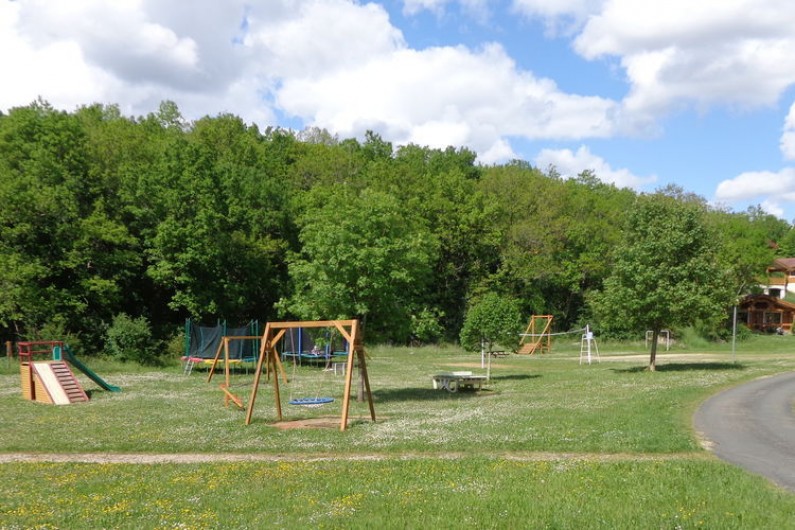 Location de vacances - Chalet à Mauroux - aire de jeu enfants à 100 m du chalet