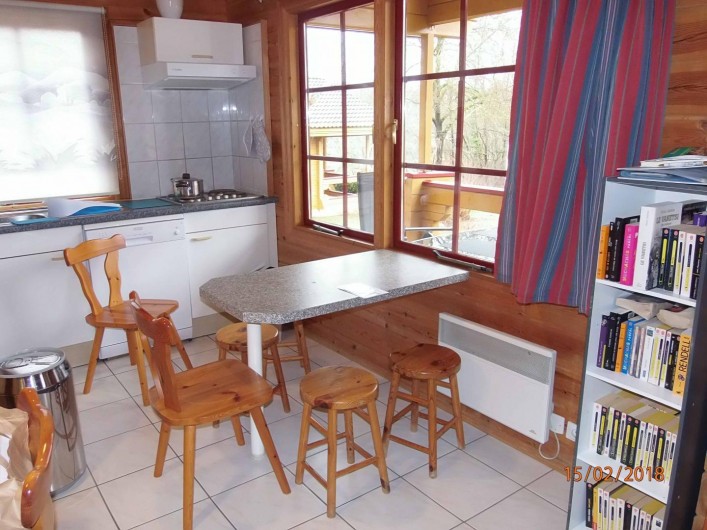 Location de vacances - Chalet à Mauroux - cuisine avec table et bibliothèque