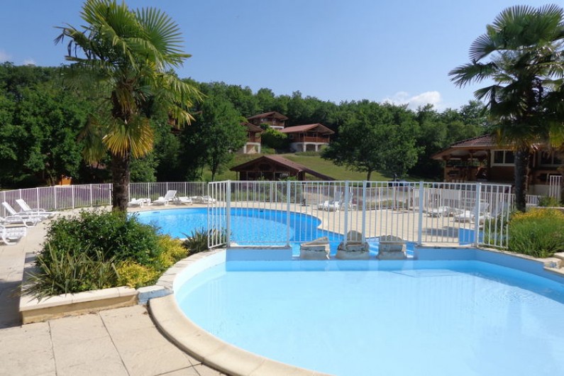 Location de vacances - Chalet à Mauroux - piscine à 80 m du chalet