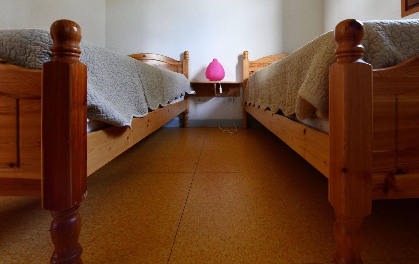 Location de vacances - Chalet à Boisset - Chambre avec lits jumeaux