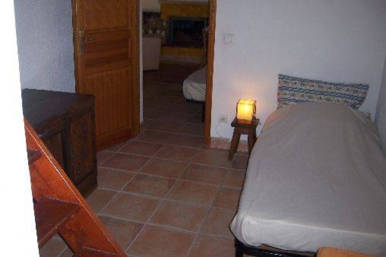 Location de vacances - Villa à La Cadière-d'Azur - chambrette avec un lit une place .penderie et un lit bébé . mezzanine (bagages)