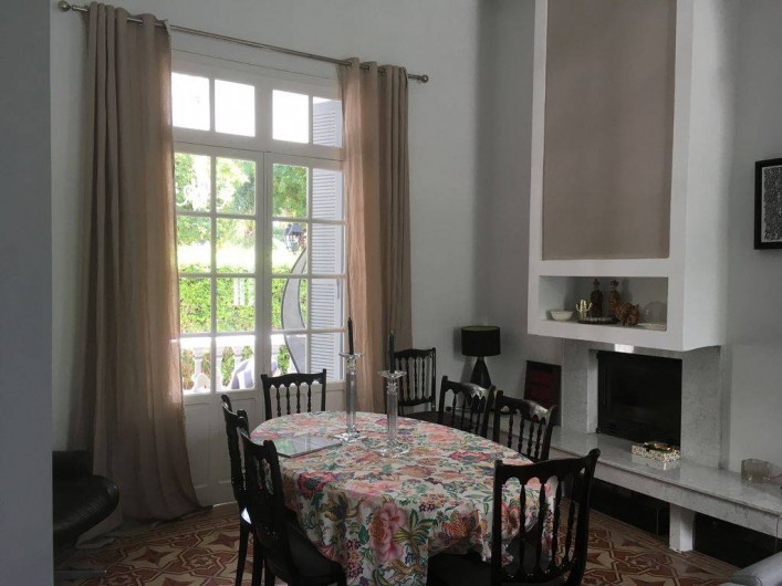 Location de vacances - Villa à El Jadida - Salle à manger avec cheminée et insert, donnant sur une terrasse