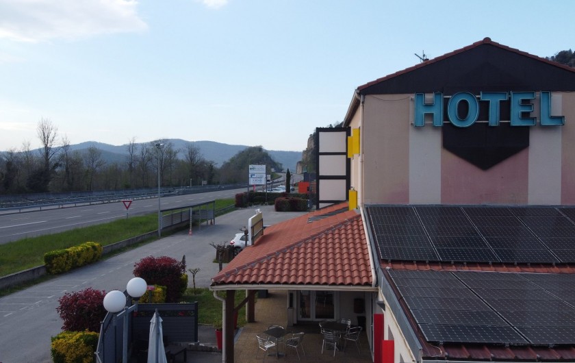 Location de vacances - Chambre d'hôtes à Foix - VUE DE L'HOTEL PARKING/PARKING MOTO (sous vidéosurveillance)