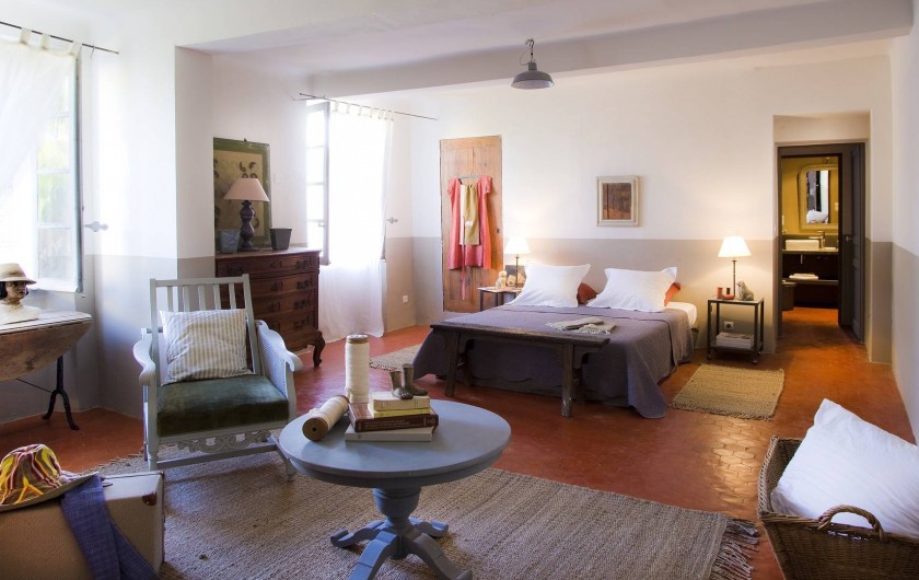 Location de vacances - Chambre d'hôtes à Riez - suite familiale
chambre principale 
1 lit double `160CM, coin salon  canapé