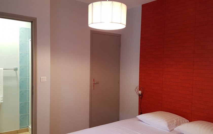Location de vacances - Appartement à Villefranche-de-Rouergue - Chambre 1 avec sa salle d'eau et placard penderie