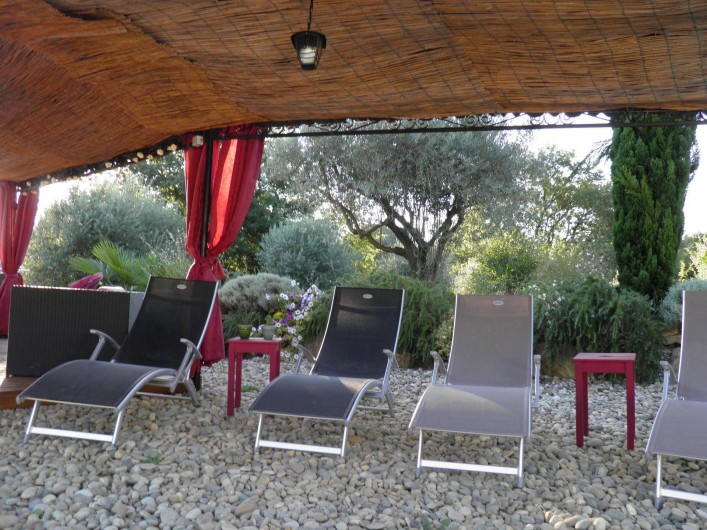 Location de vacances - Villa à Saint-Michel-d'Euzet - Chaises longues à la piscine