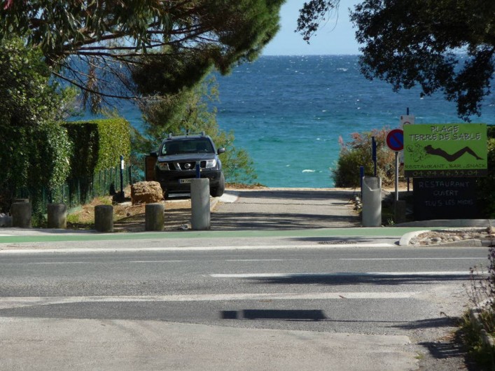Location de vacances - Studio à Cavalaire-sur-Mer - Accès à la plage à l'angle de l'Hôtel