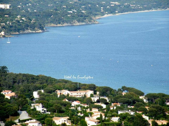 Location de vacances - Studio à Cavalaire-sur-Mer - L'Hôtel au cœur de la baie de Cavalaire