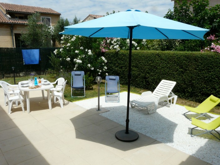 Location de vacances - Villa à Vaison-la-Romaine - autre vue de la terrasse et son mobilier de jardin