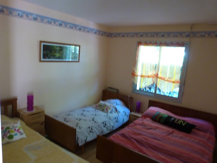 Location de vacances - Maison - Villa à Névez - chambre avec 1 lit de 140 cm et 2 lit de 90cm