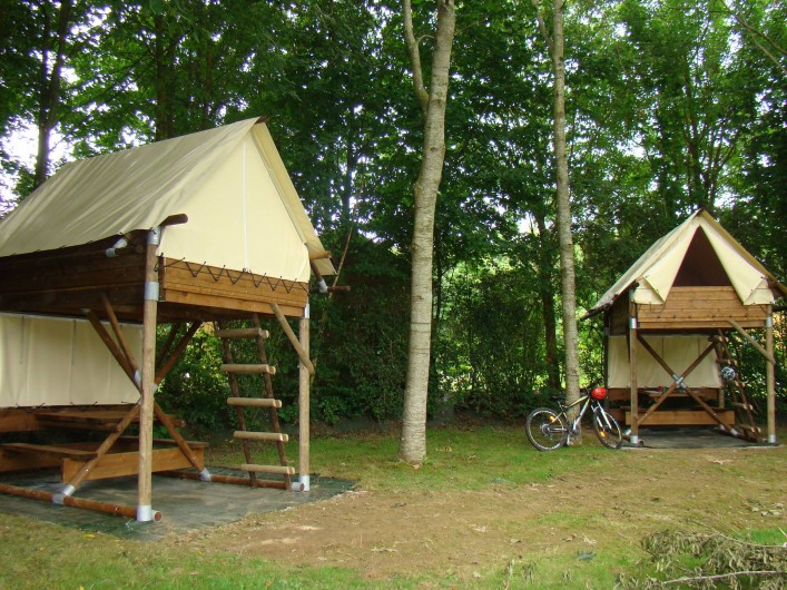 Location de vacances - Chalet à Villiers-Charlemagne - Les deux cabanes sur pilotis installées au camping