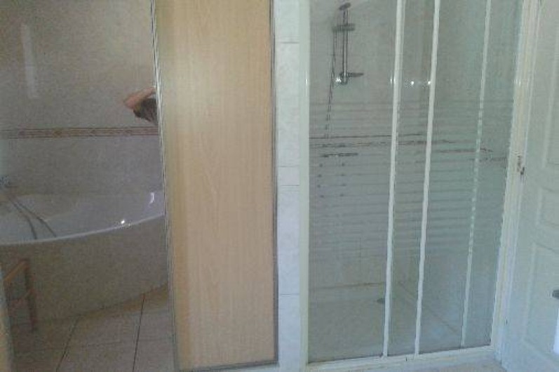 Location de vacances - Villa à Malaucène - La salle de Bain avec Baignoire d'angle et douche, 2 vasques au RDC