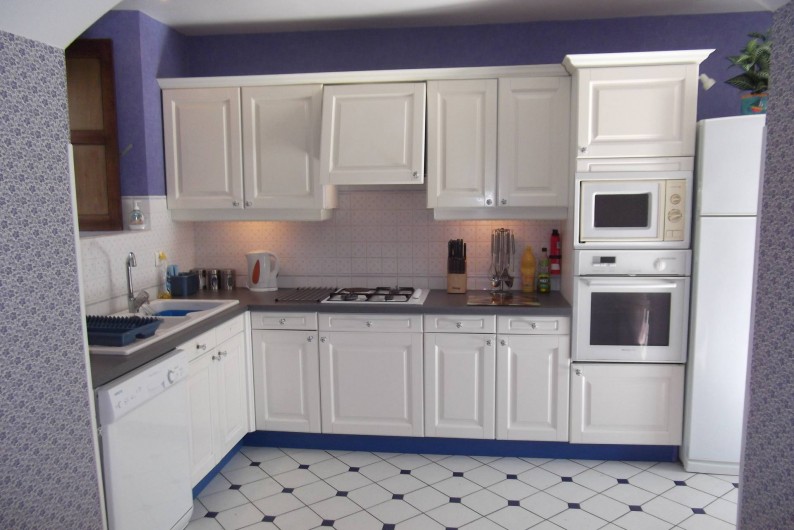 Location de vacances - Gîte à Hambye - Fully equipped kitchen with spacious breakfast room leading off.