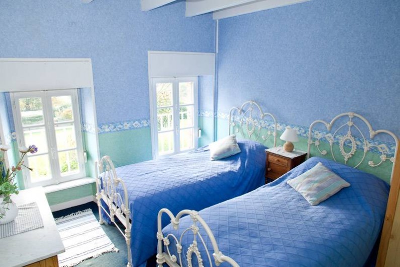 Location de vacances - Gîte à Hambye - Pretty twin bedroom 5 with views over the front lawns.