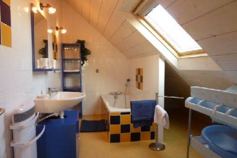 Location de vacances - Gîte à Hauteville-sur-Mer - Salle de bains avec baignoire