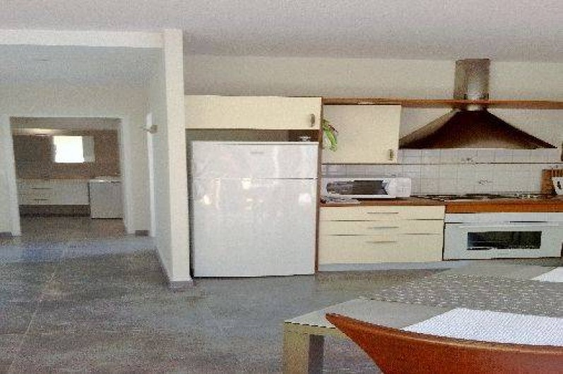 Location de vacances - Appartement à Nice - cuisine américaine.Au fond, salle de bains, à droite chambre, à gauche wc.