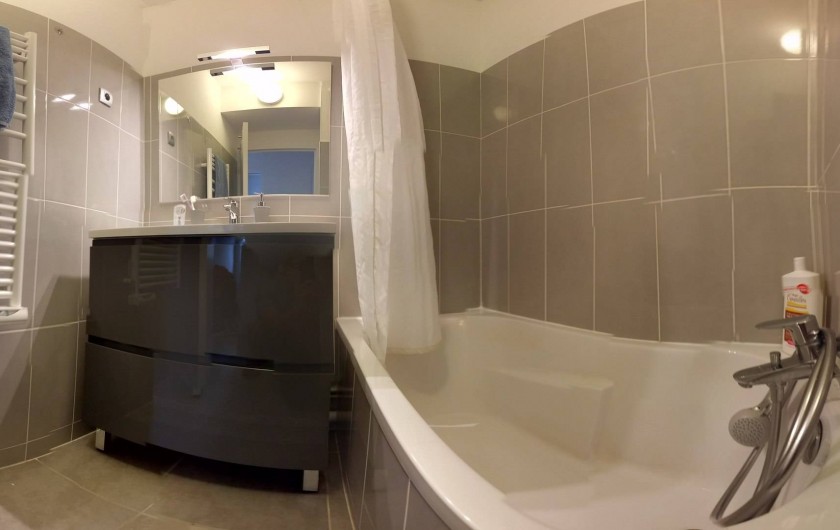 Location de vacances - Appartement à Palavas-les-Flots - Salle de bain avec sèche serviette.