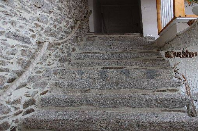 Location de vacances - Gîte à Montfaucon-Montigné - escalier pierre