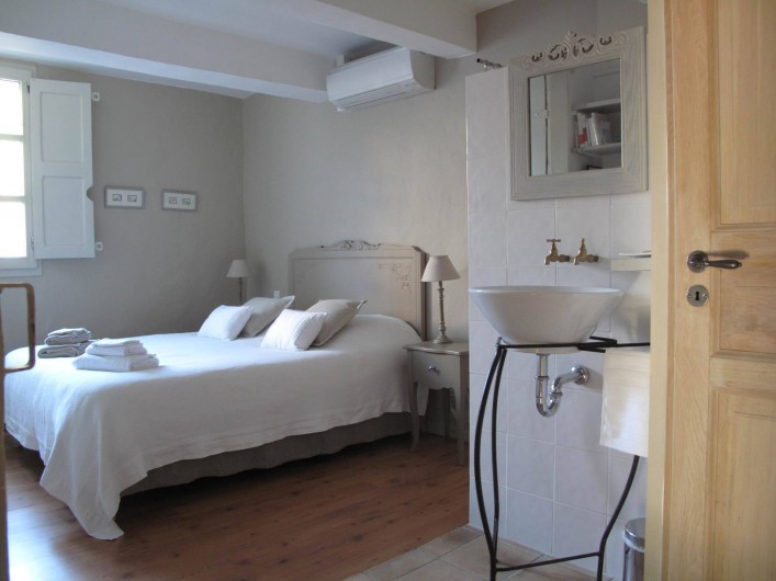 Location de vacances - Chambre d'hôtes à Loriol-du-Comtat - "Les Dentelles", chambre pour 2 adultes avec douche et toilettes séparés.