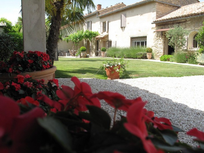 Location de vacances - Chambre d'hôtes à Loriol-du-Comtat - Le Mas, la façade et le jardin paysagé