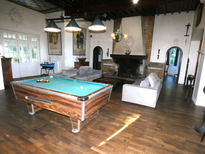 Location de vacances - Villa à Quiberville - Coin salon avec cheminée et billard américain