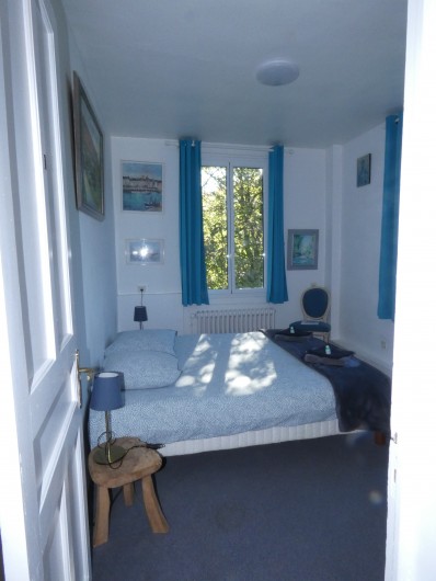 Location de vacances - Villa à Quiberville - Chambre N°1 : 1er Etage  1 Lit double avec lavabo