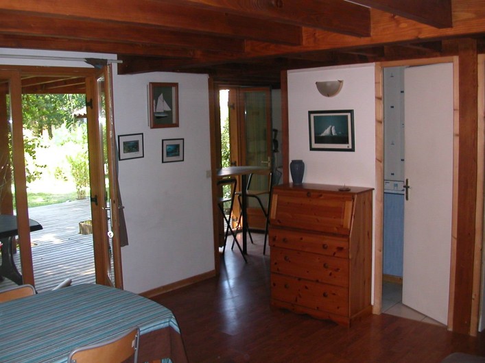 Location de vacances - Chalet à La Teste-de-Buch - salon avec vue sur salle de bain et coin cuisine