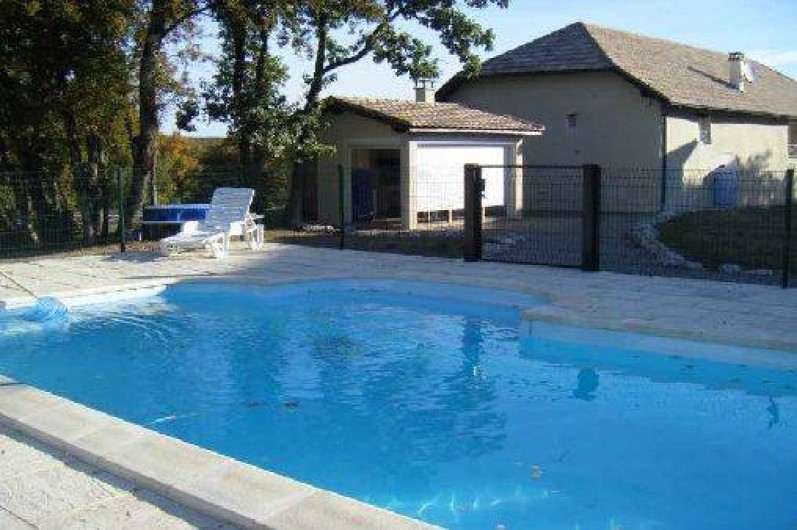 Location de vacances - Gîte à Caylus - gite la colonie vue de la piscine et du pool house