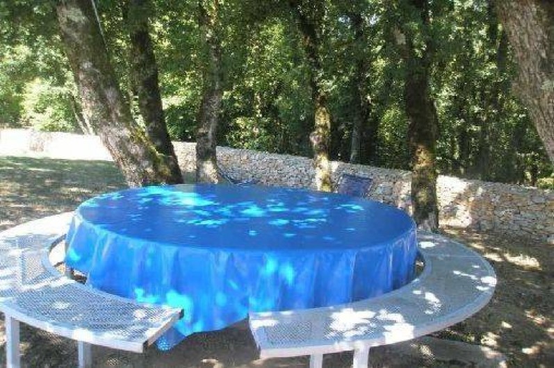 Location de vacances - Gîte à Caylus - gite la colonie : coin repas toujours ombragé près de la piscine
