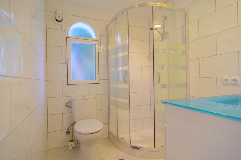 Location de vacances - Chalet à Marbella - Salle de bain familiale avec douche à l'italienne et lavabo
